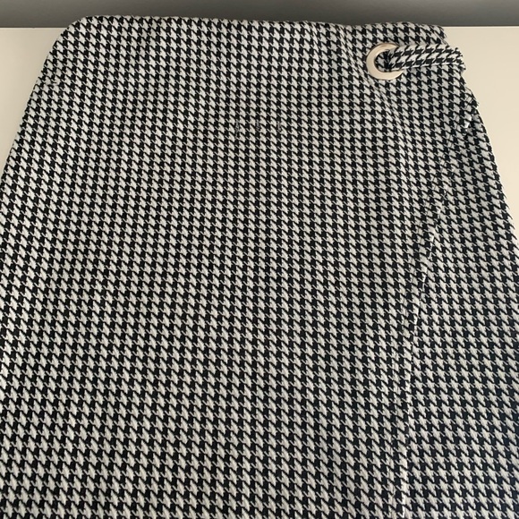 Forever 21 Houndstooth Tulip Skirt - Picture 2 of 4